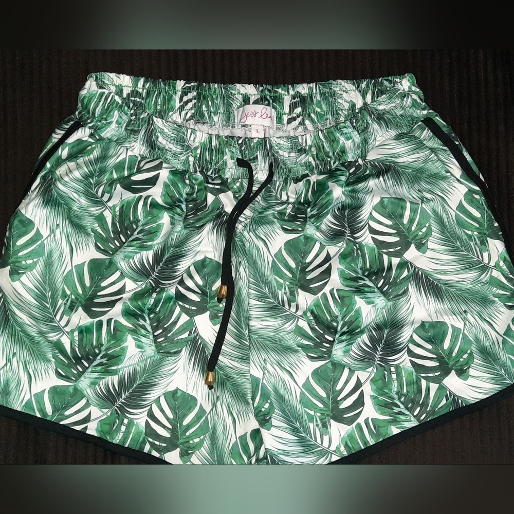 Tropical Green Leaf Print Women's Shorts